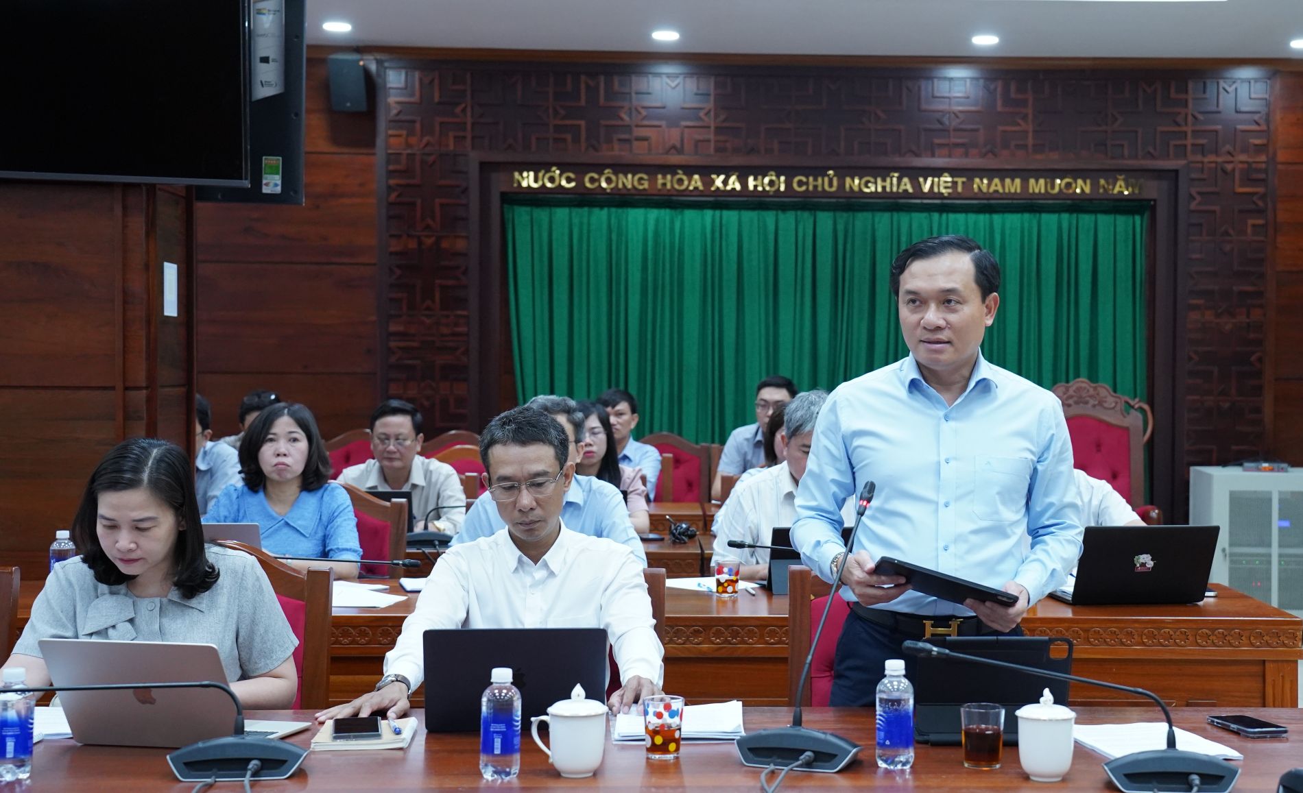 Ủy viên Ban Thường vụ Tỉnh ủy, Giám đốc Sở Khoa học và Công nghệ Bùi Thanh Toàn phát biểu tại cuộc họp.